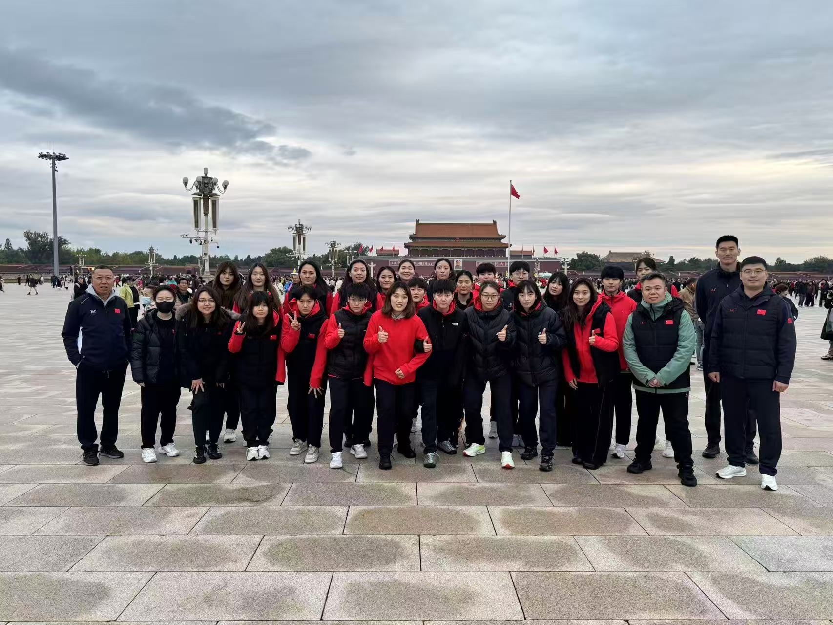 中国国家女子手球队天安门广场观升旗凝聚备战力量

       
          晨光砺初心 手球担使命